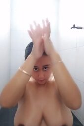 Mbak Viki Tante Toge Mandi